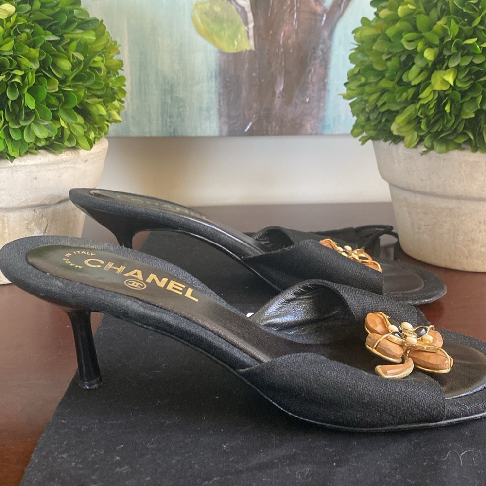 CHANEL 🖤BLACK🖤 LINEN HEELED SANDALS GOLD/WOOD FLORAL ACCENT SIZE 39.5 🌟GUC🌟 - Picture 4 of 17